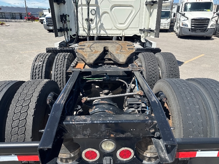 Used 2017 Freightliner Cascadia - photo 8
