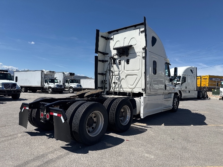 Used 2017 Freightliner Cascadia - photo 9
