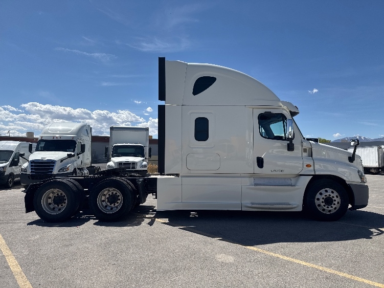 Used 2017 Freightliner Cascadia - photo 10