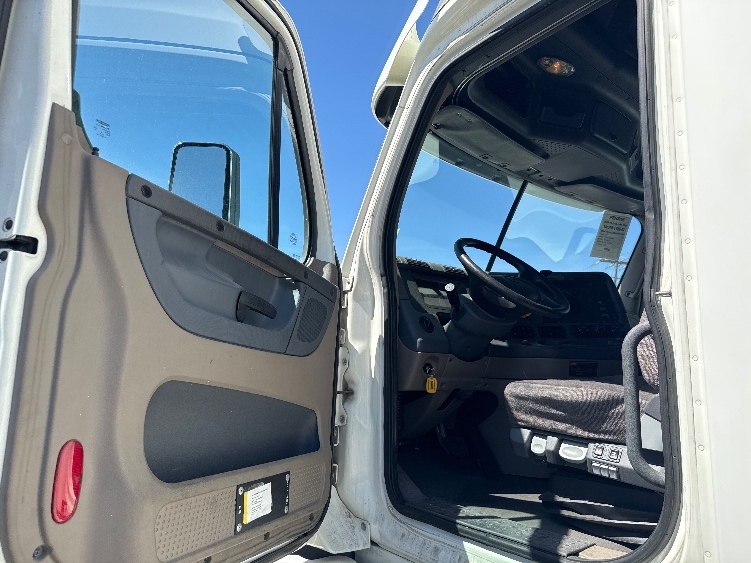 Used 2017 Freightliner Cascadia - photo 11