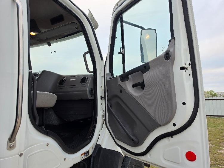 Used 2016 Freightliner 114SD - photo 22