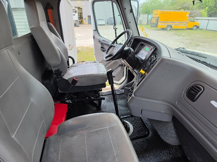 Used 2016 Freightliner 114SD - photo 24