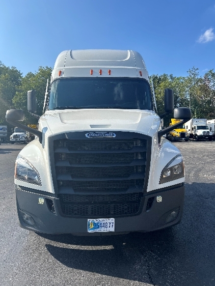 Used 2023 Freightliner Cascadia - photo 2