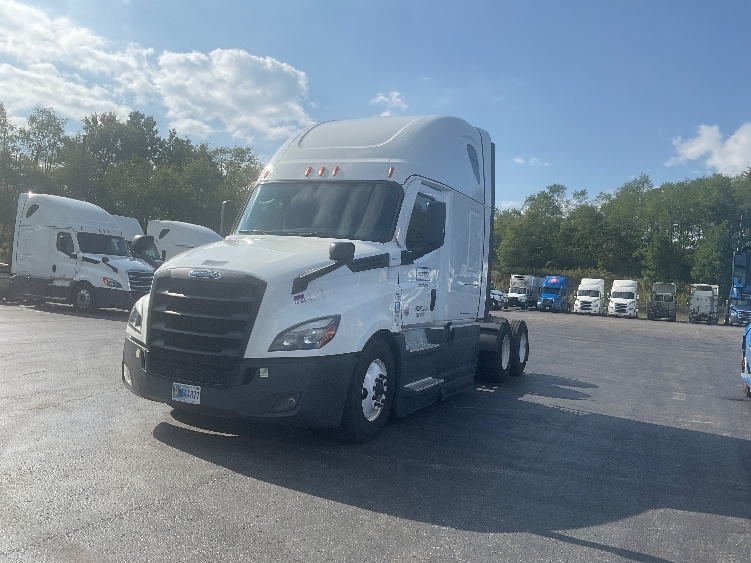 Used 2023 Freightliner Cascadia - photo 5