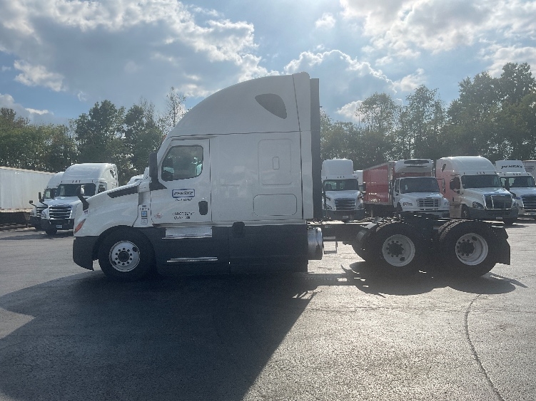 Used 2023 Freightliner Cascadia - photo 6