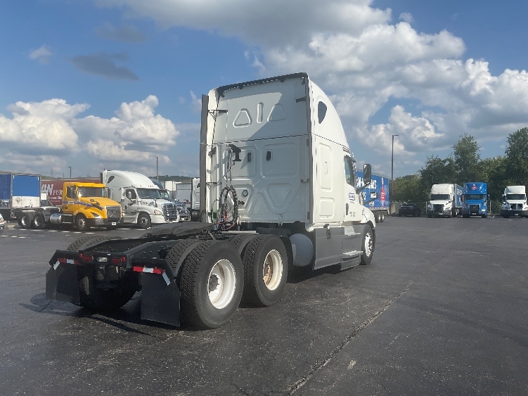 Used 2023 Freightliner Cascadia - photo 9