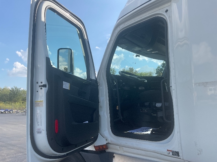 Used 2023 Freightliner Cascadia - photo 11