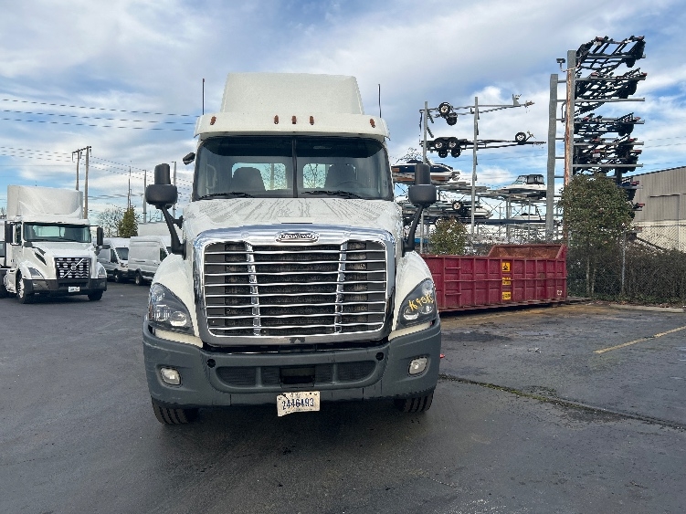 Used 2017 Freightliner Cascadia - photo 2