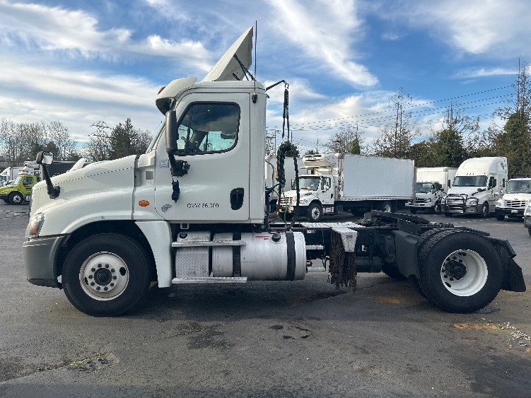 Used 2017 Freightliner Cascadia - photo 6