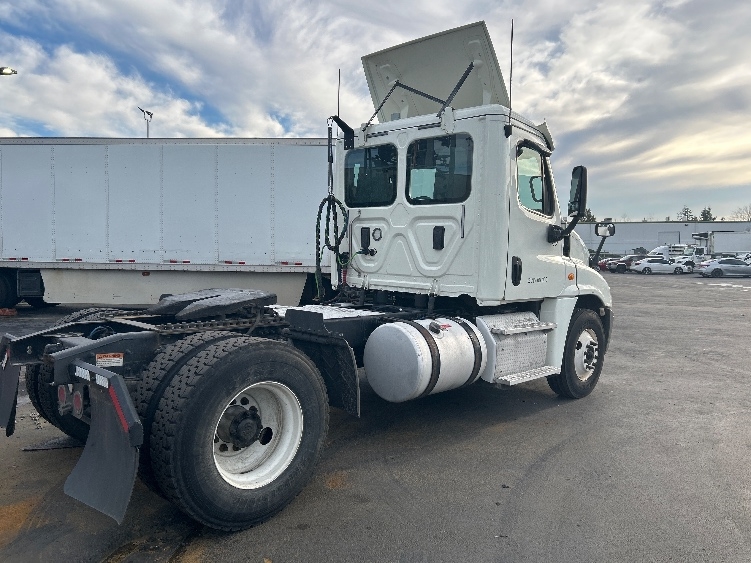 Used 2017 Freightliner Cascadia - photo 9