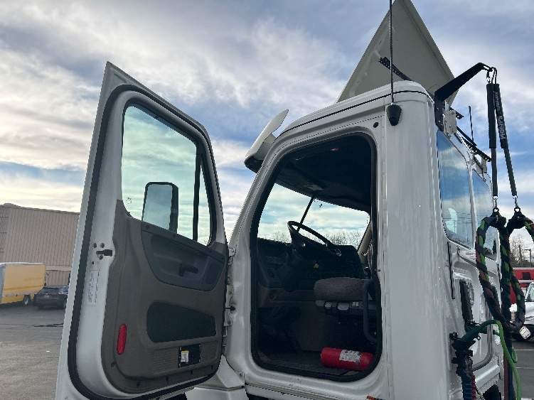 Used 2017 Freightliner Cascadia - photo 11