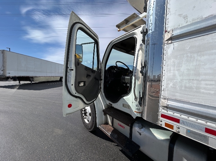 Used 2017 Freightliner M2 106 - photo 18