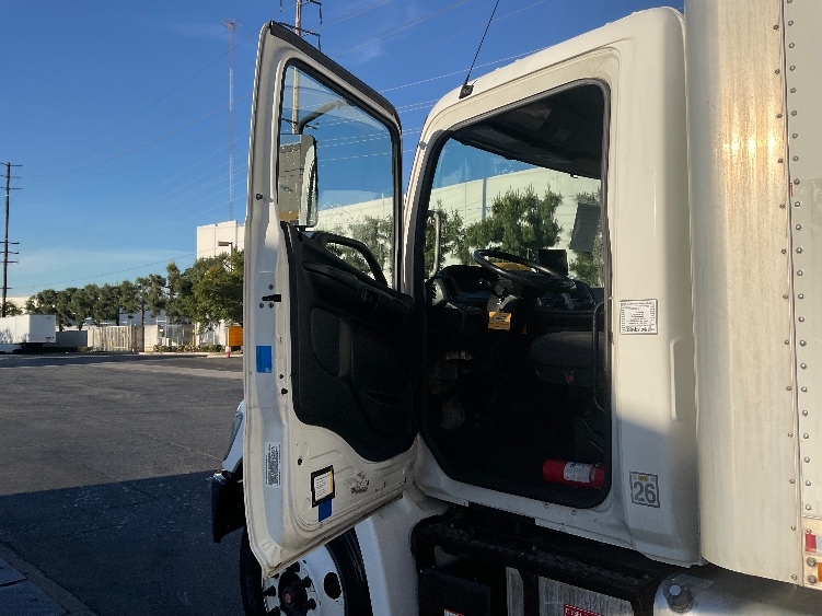 Used 2017 Hino 268A - photo 18