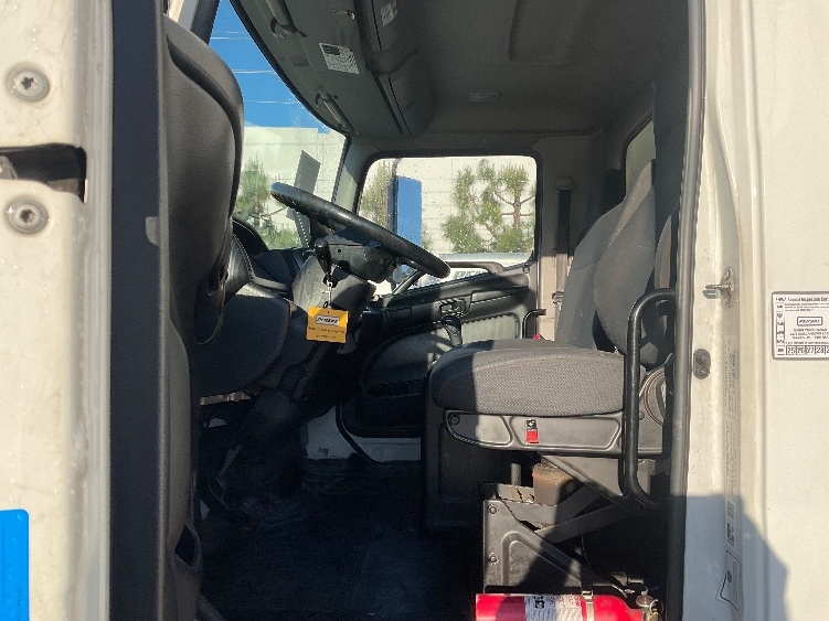 Used 2017 Hino 268A - photo 19