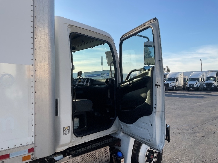 Used 2017 Hino 268A - photo 22