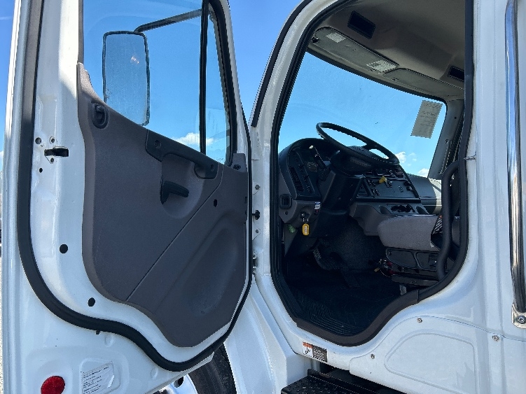 Used 2018 Freightliner M2 - photo 18