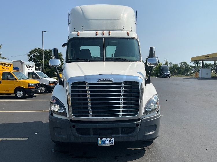 Used 2018 Freightliner Cascadia - photo 2