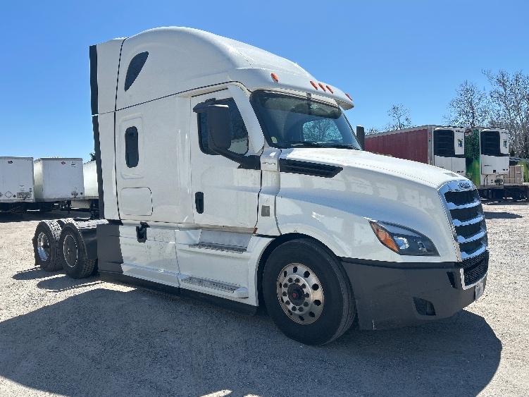 Used 2023 Freightliner Cascadia - photo 1