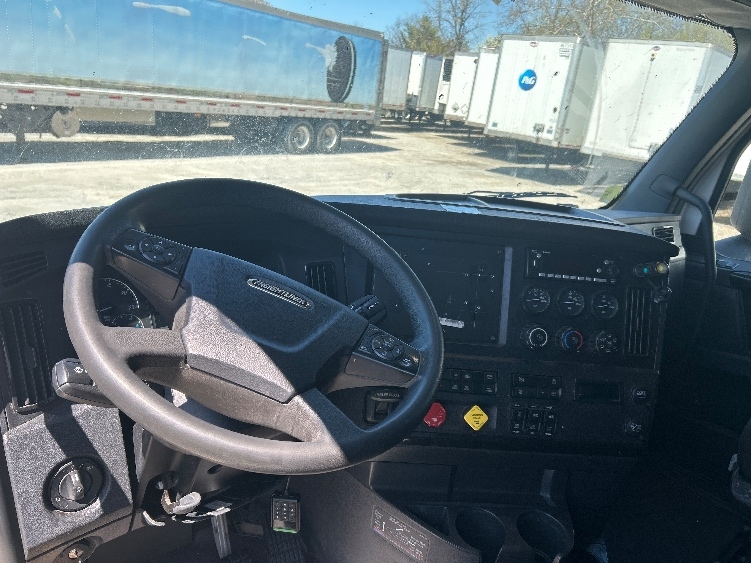 Used 2023 Freightliner Cascadia - photo 12