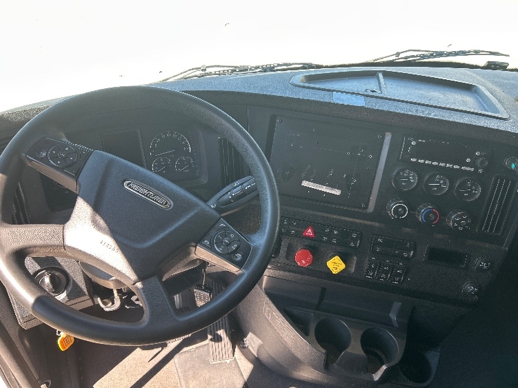 Used 2023 Freightliner Cascadia - photo 13