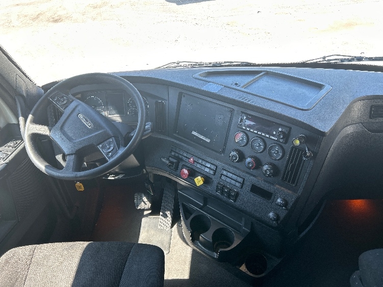 Used 2023 Freightliner Cascadia - photo 14