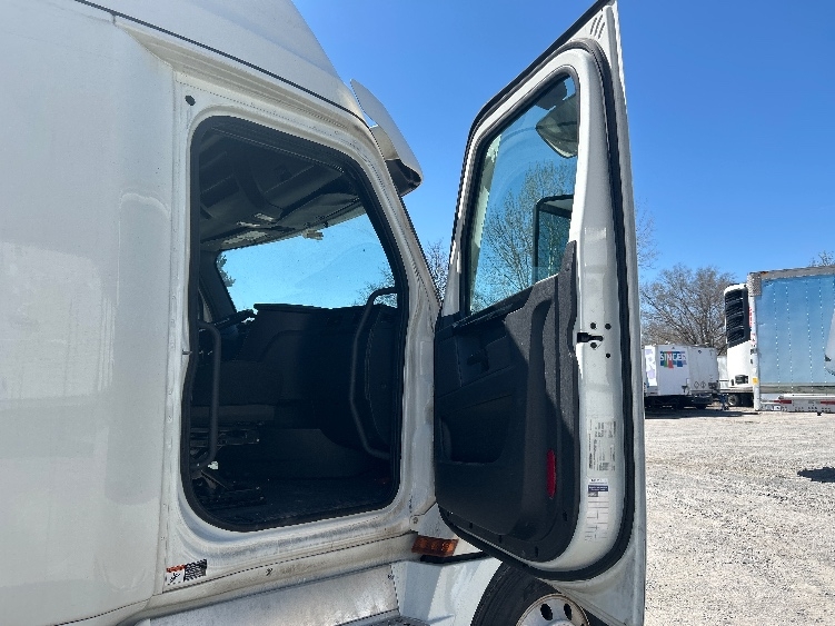 Used 2023 Freightliner Cascadia - photo 15