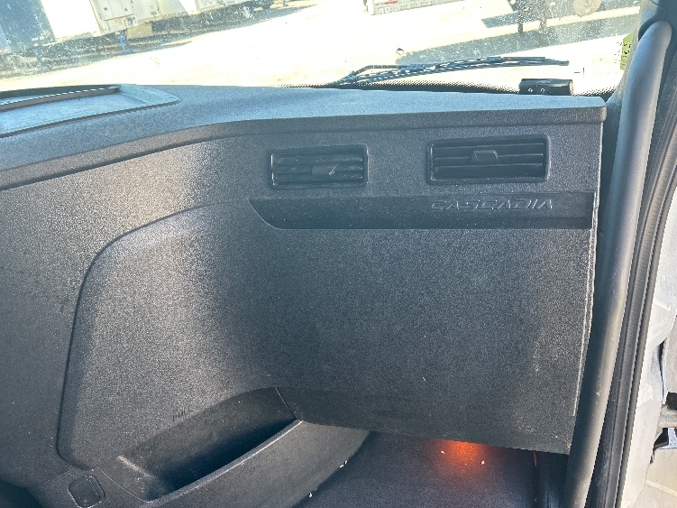 Used 2023 Freightliner Cascadia - photo 16