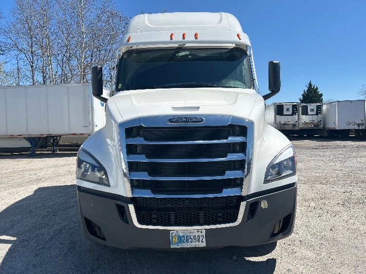 Used 2023 Freightliner Cascadia - photo 2