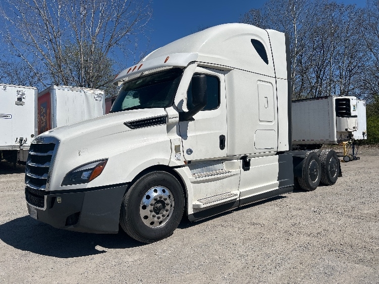 Used 2023 Freightliner Cascadia - photo 5
