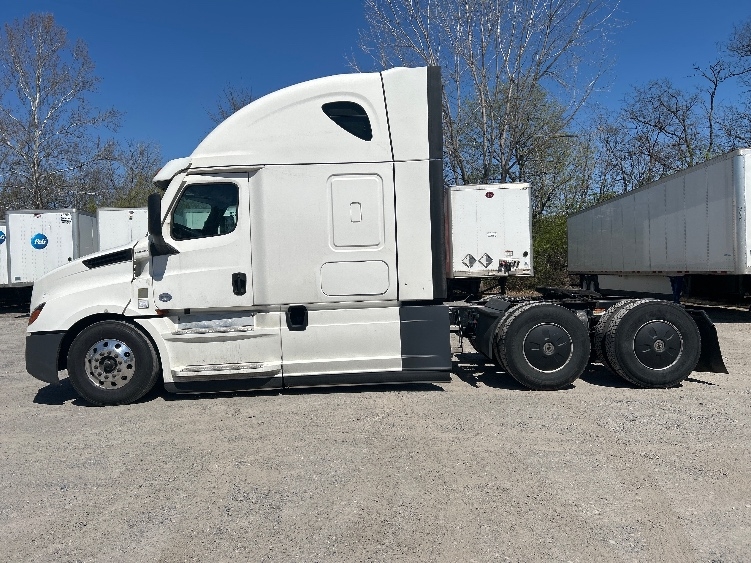 Used 2023 Freightliner Cascadia - photo 6