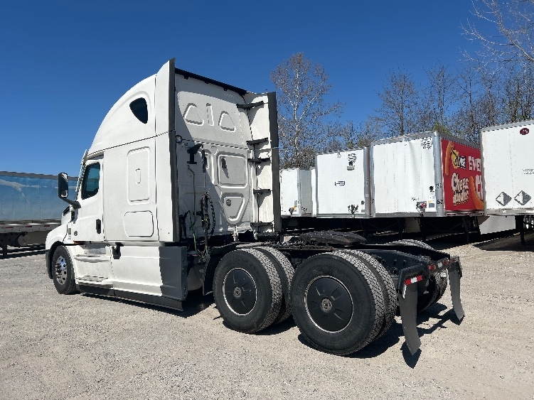 Used 2023 Freightliner Cascadia - photo 7