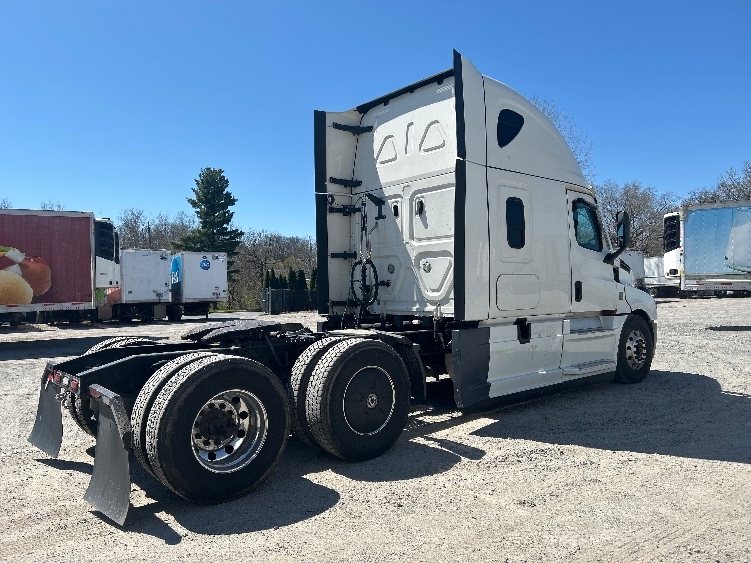 Used 2023 Freightliner Cascadia - photo 9