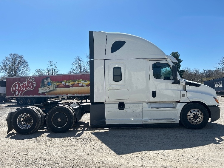 Used 2023 Freightliner Cascadia - photo 10