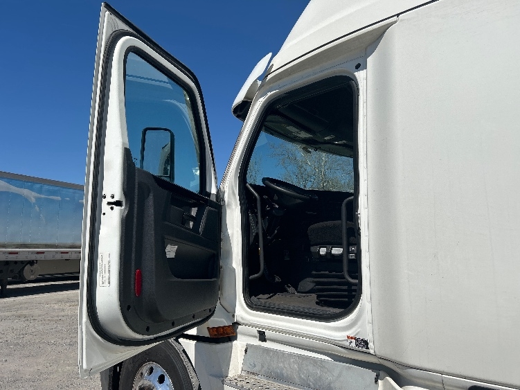 Used 2023 Freightliner Cascadia - photo 11