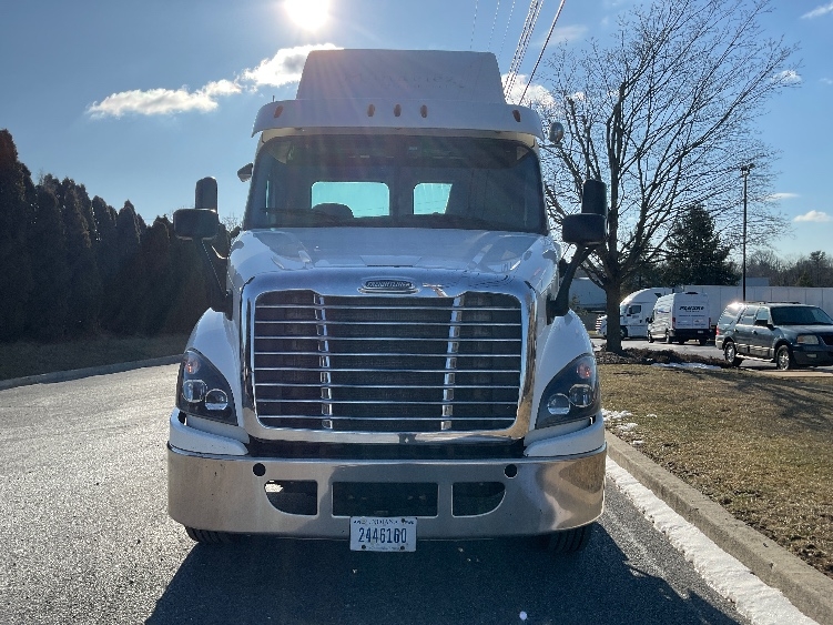 Used 2017 Freightliner Cascadia - photo 2