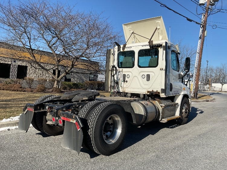Used 2017 Freightliner Cascadia - photo 9