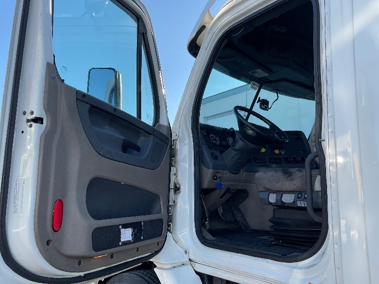 Used 2017 Freightliner Cascadia - photo 11
