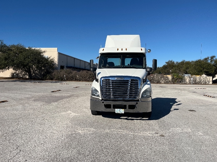 Used 2017 Freightliner Cascadia - photo 2
