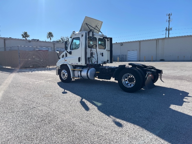 Used 2017 Freightliner Cascadia - photo 7