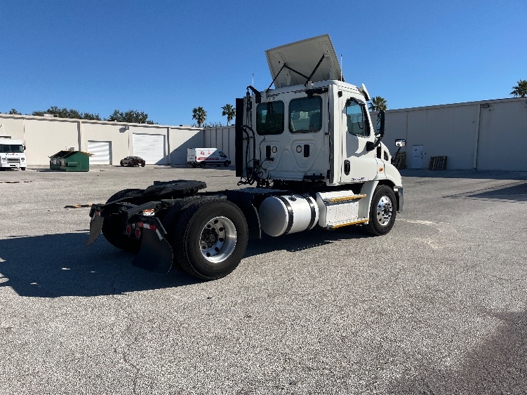Used 2017 Freightliner Cascadia - photo 9