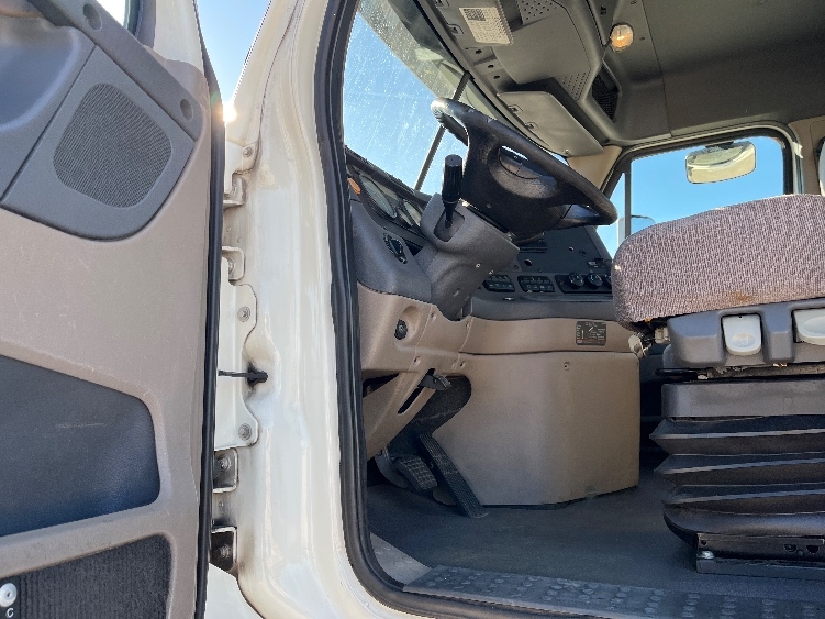 Used 2017 Freightliner Cascadia - photo 11