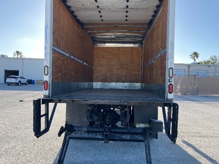 Used 2018 Freightliner M2 106 - photo 10