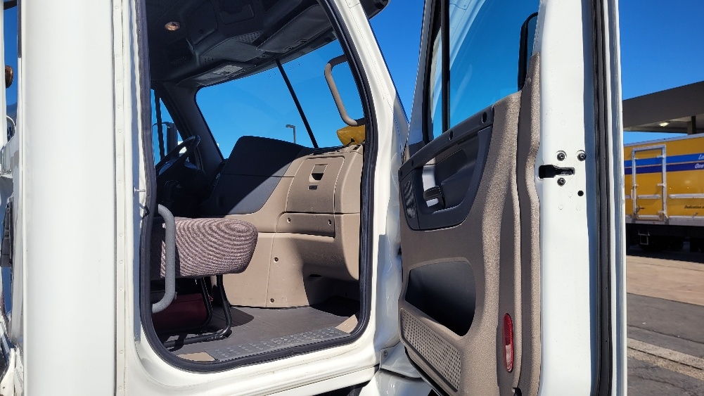 Used 2017 Freightliner Cascadia - photo 13