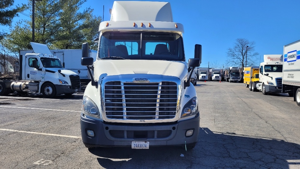 Used 2017 Freightliner Cascadia - photo 2