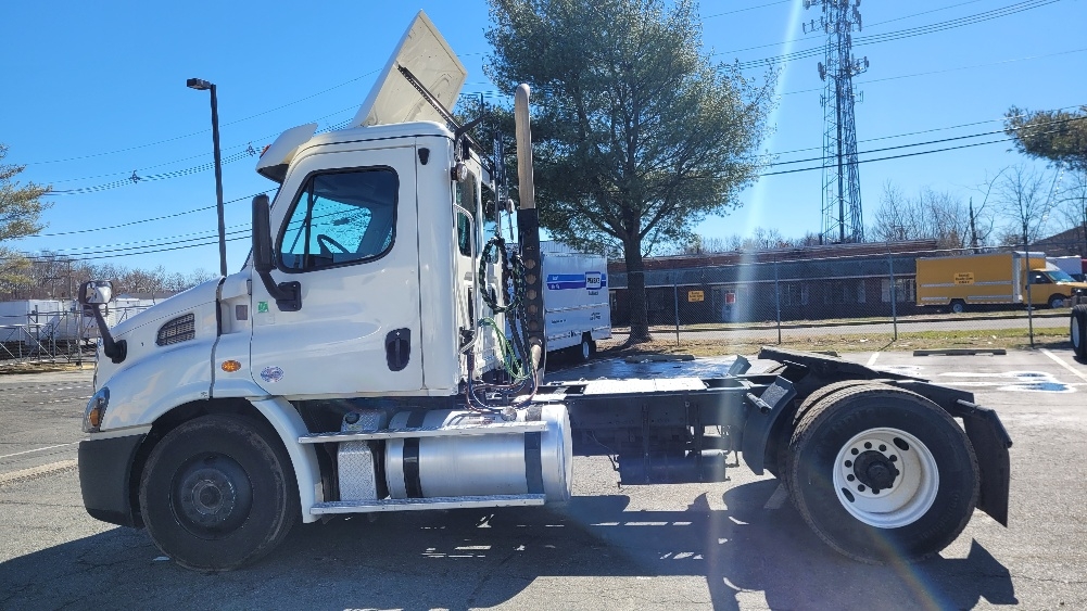 Used 2017 Freightliner Cascadia - photo 6