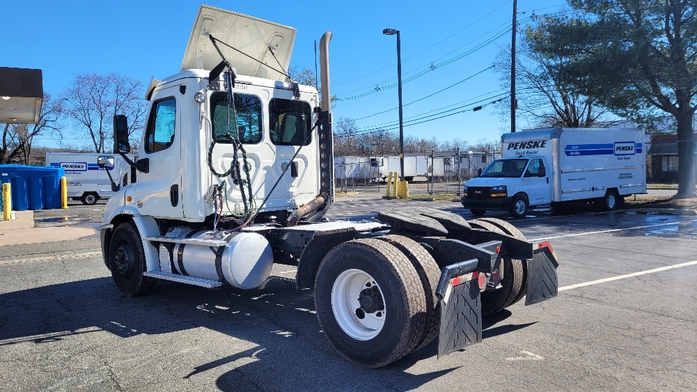 Used 2017 Freightliner Cascadia - photo 7