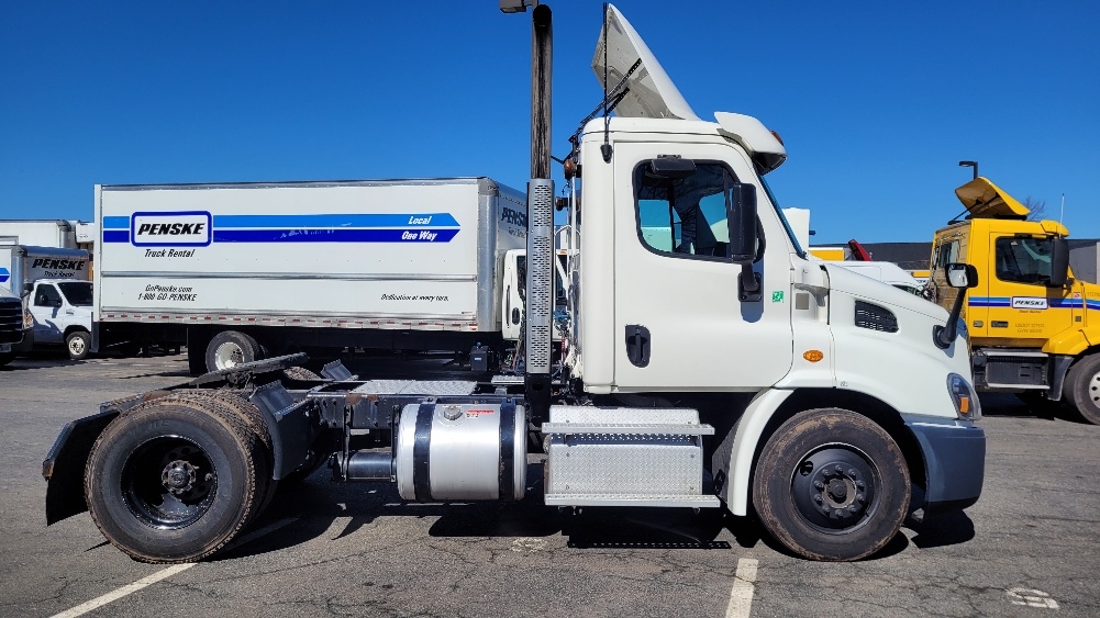 Used 2017 Freightliner Cascadia - photo 10