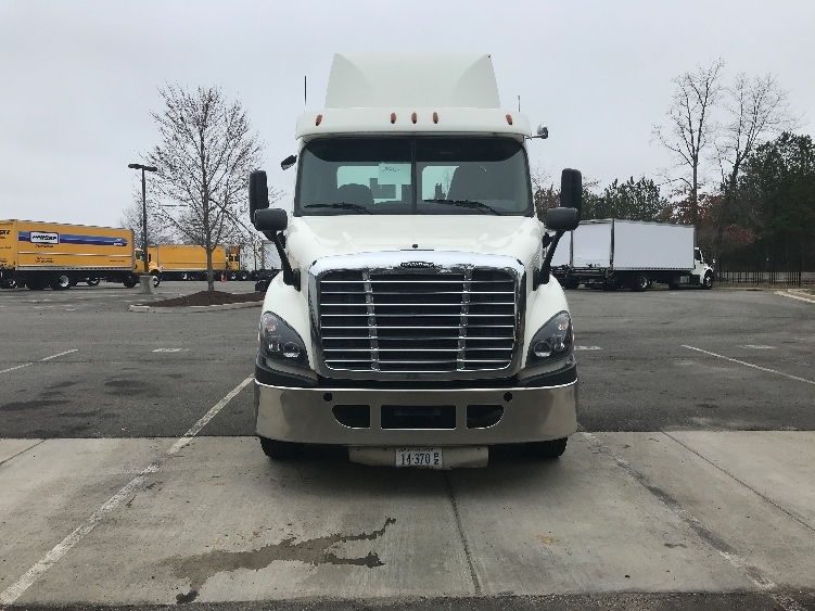 Used 2017 Freightliner Cascadia - photo 2