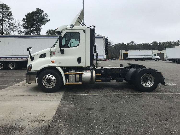 Used 2017 Freightliner Cascadia - photo 6