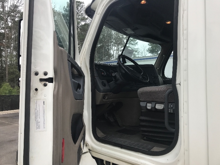 Used 2017 Freightliner Cascadia - photo 11